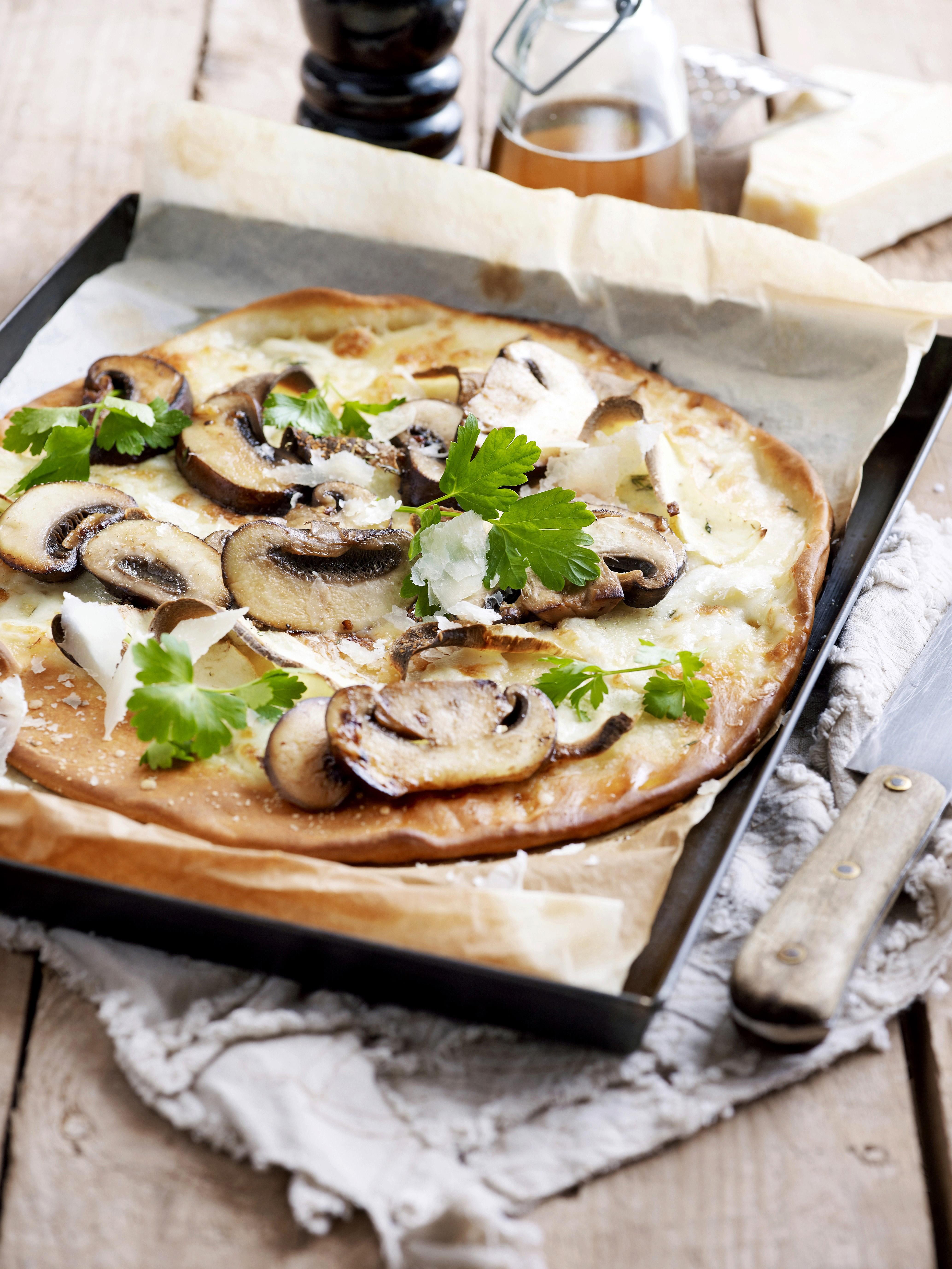 Pizza met pastinaak en champignons